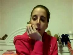 Amateur webcam teen chick masturbates on webcam in her bed