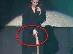 Laura Pausini had no panties