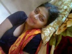 Cute and beautiful amateur Indian girlie posed on cam in her sari